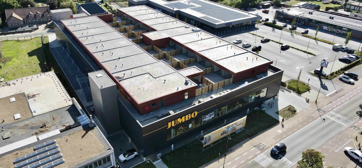 17 prachtige nieuwbouwappartementen incl autostaanplaats en berging boven Jumbo in Heusden

In de zomer van 2021 opende de Nederlandse supermarktketen Jumbo haar 5e Limburgse vestiging langs de Koolmijnlaan in Heusden. Meteen een mooie invulling op de voo