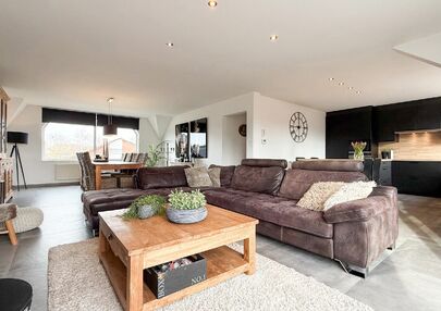 Bij ImmoFusion 7/7 &ldquo;open huis&rdquo; : klik op onze 3D-TOUR.
Ervaar vastgoed alsof je er zelf doorloopt!

Welkom in dit bijzonder ruime en instapklare appartement aan de Beverlosesteenweg in Beringen, waar ruimte, licht en comfort centraal staan. Met een be