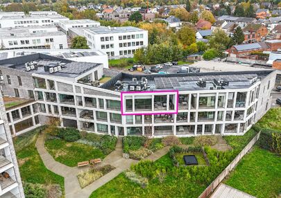 Bij ImmoFusion 7/7 “open huis”: klik op onze 3D-TOUR.
Ervaar vastgoed alsof je er zelf doorloopt!
Ontdek dit moderne en energiezuinige appartement aan de August Cuppensstraat 6 bus C05 in het hart van Beringen. Dit instapklaar appartement uit 2021 bi
