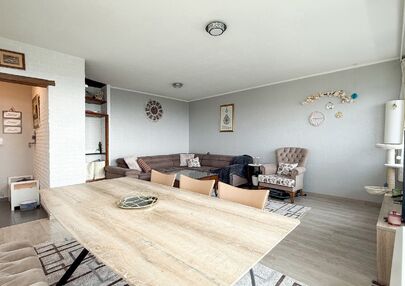 Ben jij op zoek naar een instapklaar appartement met 3 slaapkamers, een ruim terras en een prachtig uitzicht? Lees dan zeker verder.

Op de Zonneweeldelaan te Genk vinden we dit knappe appartement terug op de14de verdieping.
Het gaat hier werkelijkheid om