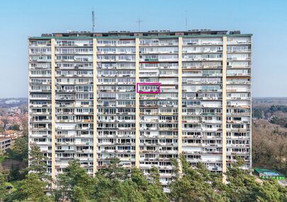 Ben jij op zoek naar een instapklaar appartement met 3 slaapkamers, een ruim terras en een prachtig uitzicht? Lees dan zeker verder.

Op de Zonneweeldelaan te Genk vinden we dit knappe appartement terug op de14de verdieping.
Het gaat hier werkelijkheid om