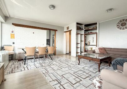 Ben jij op zoek naar een instapklaar appartement met 3 slaapkamers, een ruim terras en een prachtig uitzicht? Lees dan zeker verder.

Op de Zonneweeldelaan te Genk vinden we dit knappe appartement terug op de14de verdieping.
Het gaat hier werkelijkheid om