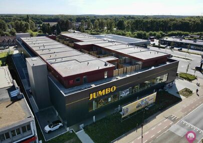 17 prachtige nieuwbouwappartementen incl autostaanplaats en berging boven Jumbo in Heusden.

In de zomer van 2021 opende de Nederlandse supermarktketen Jumbo haar 5e Limburgse vestiging langs de Koolmijnlaan in Heusden. Meteen een mooie invulling op de vo