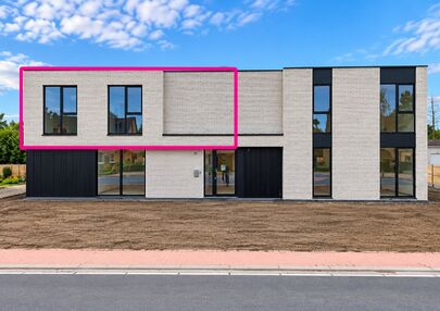 Stijlvol wonen, omringd door rust en natuur, met alle comfort van hedendaags nieuwbouw.
Stel je voor: wakker worden met zicht op het groen, genieten van je ochtendkoffie op een uitzonderlijk ruim terras en na een drukke dag helemaal tot rust komen in een
