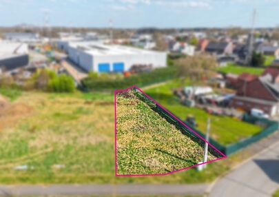 Deze bouwgrond heeft een oppervlakte van 6a 90ca en is gelegen op de Meelbergstraat. 

Het perceel is uitstekend gelegen. Te voet ben je maar enkele minuten verwijderd van de Paalse plas! Scholen, sportverenigingen en het openbaar vervoer liggen ook heel 