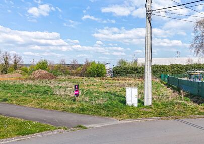 Deze bouwgrond heeft een oppervlakte van 6a 90ca en is gelegen op de Meelbergstraat. 

Het perceel is uitstekend gelegen. Te voet ben je maar enkele minuten verwijderd van de Paalse plas! Scholen, sportverenigingen en het openbaar vervoer liggen ook heel 