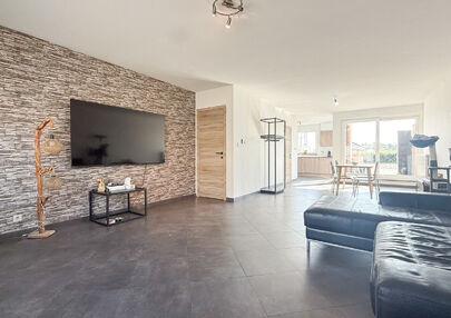 Dit ruime appartement beschikt over een bewoonbare oppervlakte van maar liefst 127 m². Dankzij de praktische indeling, de aangename lichtinval en de ruime kamers biedt deze woning een bijzonder comfortabel woongevoel.
Via de private inkomhal bereikt u d