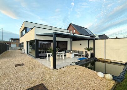 Prachtig modern en volledig afgewerkte half open bebouwing te Koersel met EPC A.

De woonst werd opgetrokken in 2019 en voldoet aan de laatste normen op gebied van isolatie en verwarming.
De woning is volledig afgewerkt met hoogwaardige materialen. Zo wer