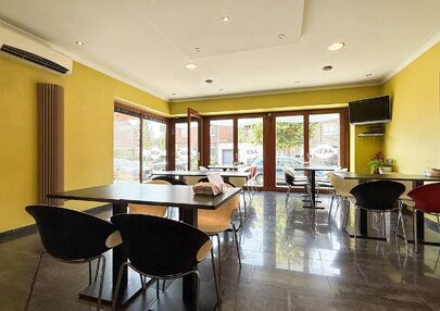 Bij ImmoFusion 7/7 “open huis”: klik op onze 3D-TOUR.
Ervaar vastgoed alsof je er zelf doorloopt!

Ontdek deze zeldzame opportuniteit in het hart van As: een veelzijdig en instapklaar handelspand mét appartement erboven, op een mooi omheind perceel v
