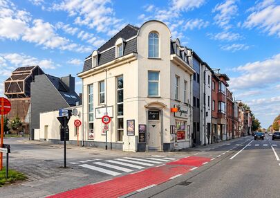 Bij ImmoFusion 7/7 “open huis” : klik op onze 3D-TOUR.
Ervaar vastgoed alsof je er zelf doorloopt!
Dit interessante opbrengsteigendom is gelegen op een absolute toplocatie aan de Kuringersteenweg 6 te Hasselt, vlakbij de kleine ring, het station, sch