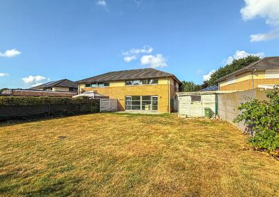 Te renoveren gezinswoning met grote tuin in rustige doodlopende straat in Alken

Welkom in Tulpenlaan 17, een woning met enorm veel potentieel, perfect voor wie op zoek is naar een huis dat volledig naar eigen smaak kan worden gerenoveerd. Gelegen in een 