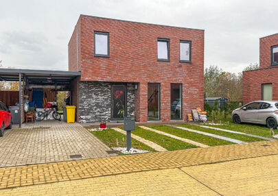 Bij ImmoFusion 7/7 &ldquo;open huis&rdquo; : klik op onze 3D-TOUR.
Ervaar vastgoed alsof je er zelf doorloopt!

Stap binnen in deze quasi-nieuwe woning (2021) gelegen in een rustige doodlopende straat in Balen. Met drie ruime slaapkamers, een grote open keuken en