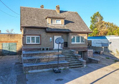 Bij ImmoFusion 7/7 “open huis” : klik op onze 3D-TOUR.
Ervaar vastgoed alsof je er zelf doorloopt!

Stap binnen in deze veelzijdige woning met een vergunde loods van 110 m², gelegen op een perceel van 762 m² in het hart van Beringen. Dit huis co