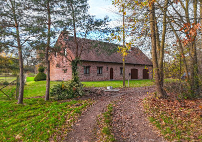 Bij ImmoFusion 7/7 “open huis”: klik op onze 3D-TOUR.
Ervaar vastgoed alsof je er zelf doorloopt!

Ontdek deze uitzonderlijk gelegen vrijstaande woning in de rustige, bosrijke omgeving van Paal. Wie houdt van natuur, privacy en een fenomenale perceelo