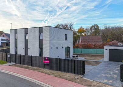 Bij ImmoFusion 7/7 &ldquo;open huis&rdquo;: klik op onze 3D-TOUR.
Ervaar vastgoed alsof je er zelf doorloopt!

Stap binnen in deze uitzonderlijk moderne nieuwbouwwoning (2024), ideaal gelegen als open bebouwing op een ruim hoekperceel van 528m&sup2; in Koersel. Deze 