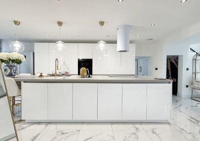 Bij ImmoFusion 7/7 &ldquo;open huis&rdquo; : klik op onze 3D-TOUR.

Ervaar vastgoed alsof je er zelf doorloopt!

Stap binnen in deze prachtig gerenoveerde woning uit 2024, gelegen in een rustige doodlopende straat langs het kanaal van Beringen. Met een bewoonbare