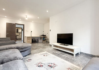 Bij ImmoFusion 7/7 &ldquo;open huis&rdquo;: klik op onze 3D-TOUR.
Ervaar vastgoed alsof je er zelf doorloopt!

Ontdek deze charmante halfopen woning aan de Tennisstraat 17 in Beringen, waar comfort, karakter en recente renovaties samenkomen. Dankzij de grondige v