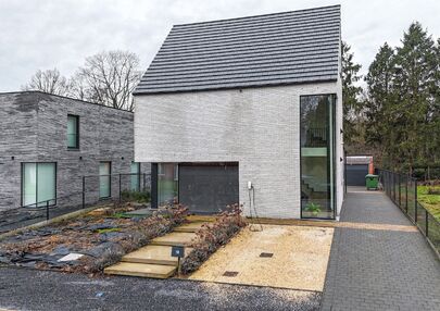 Bij ImmoFusion 7/7 “open huis” : klik op onze 3D-TOUR.
Ervaar vastgoed alsof je er zelf doorloopt!
Welkom in deze uitzonderlijke open bebouwing, gelegen op Witte Weg 18 te Koersel, waar moderne architectuur, ruimte en comfort naadloos samenvloeien. D