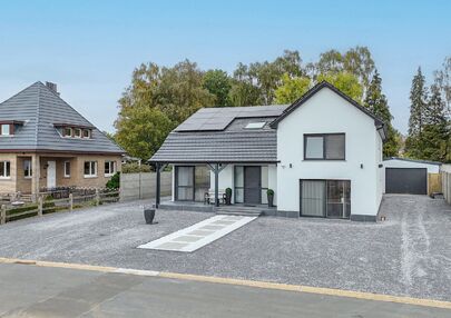 Bij ImmoFusion 7/7 &ldquo;open huis&rdquo; : klik op onze 3D-TOUR.

Ervaar vastgoed alsof je er zelf doorloopt!

Stap binnen in deze prachtig gerenoveerde woning uit 2024, gelegen in een rustige doodlopende straat langs het kanaal van Beringen. Met een bewoonbare