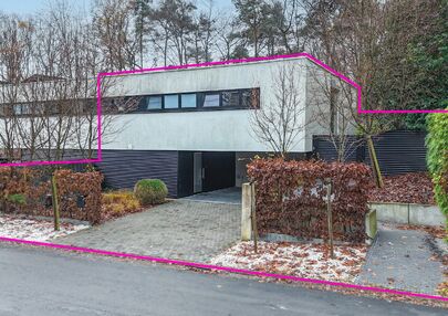 Bij ImmoFusion 7/7 &ldquo;open huis&rdquo; : klik op onze 3D-TOUR.
Ervaar vastgoed alsof je er zelf doorloopt!

Stap binnen in deze indrukwekkende halfopen bebouwing, quasi nieuw, gelegen in een rustige woonwijk van Beringen. Met een bewoonbare oppervlakte van 14