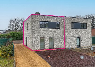 Bij ImmoFusion 7/7 “open huis” : klik op onze 3D-TOUR.
Ervaar vastgoed alsof je er zelf doorloopt!
Welkom in deze prachtige energiezuinige nieuwbouwwoning gelegen te Moestuinstraat 13A, 3582 Koersel (Heusden-Zolder). Deze moderne woning combineert ru