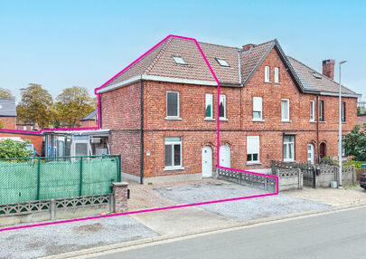 Bij ImmoFusion 7/7 “open huis”: klik op onze 3D-TOUR.
Ervaar vastgoed alsof je er zelf doorloopt!
Ontdek deze charmante halfopen woning aan de Tennisstraat 17 in Beringen, waar comfort, karakter en recente renovaties samenkomen. Dankzij de grondige