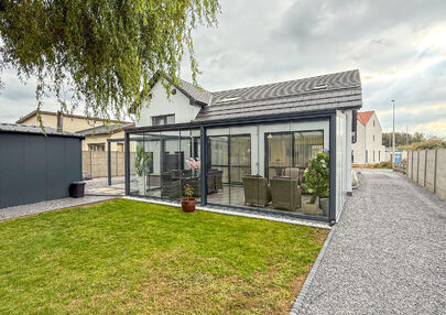 Bij ImmoFusion 7/7 “open huis” : klik op onze 3D-TOUR.
Ervaar vastgoed alsof je er zelf doorloopt!
Stap binnen in deze prachtig gerenoveerde woning uit 2024, gelegen in een rustige doodlopende straat langs het kanaal van Beringen. Met een bewoonba