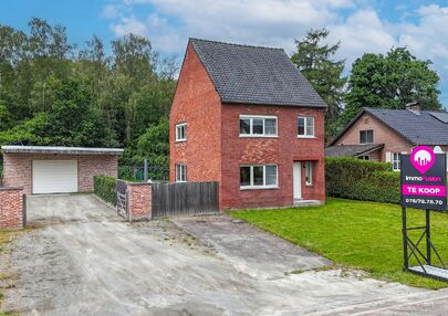 Ruime gezinswoning met vergunde garage van 125 m² op toplocatie in Koersel
Op een boogscheut van het groene karakter van Koersel en het geliefde Koersel Kapelleke vinden we deze verrassend ruime woning terug op een perceel van maar liefst 10 are. Dankzi
