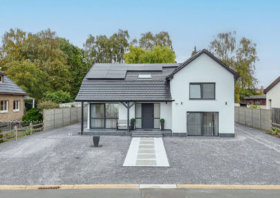 Bij ImmoFusion 7/7 “open huis” : klik op onze 3D-TOUR.
Ervaar vastgoed alsof je er zelf doorloopt!
Stap binnen in deze prachtig gerenoveerde woning uit 2024, gelegen in een rustige doodlopende straat langs het kanaal van Beringen. Met een bewoonba