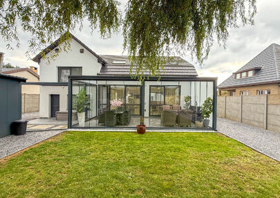 Bij ImmoFusion 7/7 &ldquo;open huis&rdquo; : klik op onze 3D-TOUR.

Ervaar vastgoed alsof je er zelf doorloopt!



Stap binnen in deze prachtig gerenoveerde woning uit 2024, gelegen in een rustige doodlopende straat langs het kanaal van Beringen. Met een bewoonba
