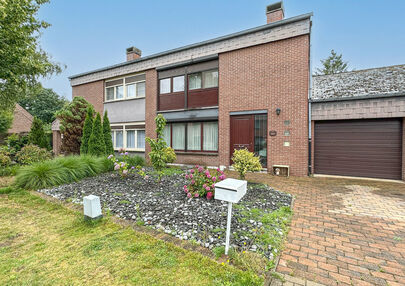Instapklare Woning met 3 Slaapkamers en inpandig garage te Koop in Paal!
Stel je voor: een warme en gastvrije thuisbasis waar jouw gezin herinneringen kan creëren die een leven lang meegaan. Deze betoverende woning in Paal biedt precies dat en nog veel m