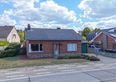 Deze open bebouwing in Beringen biedt een bewoonbare oppervlakte van 112m², een volledig omheind perceel van 645m² met een straatbreedte van 21m, én een inpandige garage. Dankzij de gunstige ligging vlakbij de autostraden combineert dit pand bereikbaar