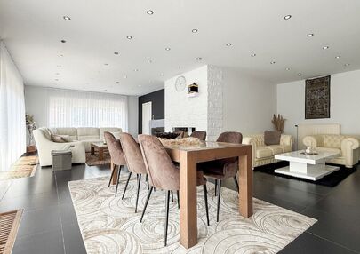 Bij ImmoFusion 7/7 “open huis”: klik op onze 3D-TOUR.
Ervaar vastgoed alsof je er zelf doorloopt!

Welkom op de Beverlosesteenweg 408 in Beringen: een uitzonderlijk ruime en volledig instapklare woning met maar liefst 6 slaapkamers, 2 badkamers, garag