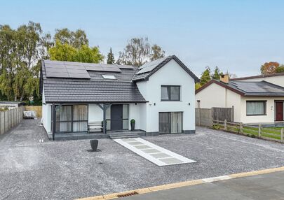 Bij ImmoFusion 7/7 “open huis” : klik op onze 3D-TOUR.

Ervaar vastgoed alsof je er zelf doorloopt!

Stap binnen in deze prachtig gerenoveerde woning uit 2024, gelegen in een rustige doodlopende straat langs het kanaal van Beringen. Met een bewoonbare