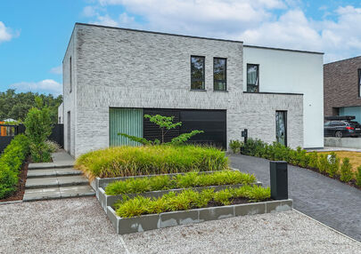 Instapklare woning met het comfort van nieuwbouw, volledig hoogwaardig afgewerkt en gebouwd in 2023, gelegen te Zwanenbergstraat 40 in Paal.
Deze moderne woning combineert een luxueuze afwerking, hedendaags wooncomfort en een uitstekende energieprestatie
