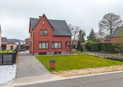 Bij ImmoFusion 7/7 “open huis” : klik op onze 3D-TOUR.
Ervaar vastgoed alsof je er zelf doorloopt!
Welkom in deze uitzonderlijk ruime open bebouwing gelegen in een rustige straat te Heusden-Zolder, waar u geniet van volledige privacy en toch overal v