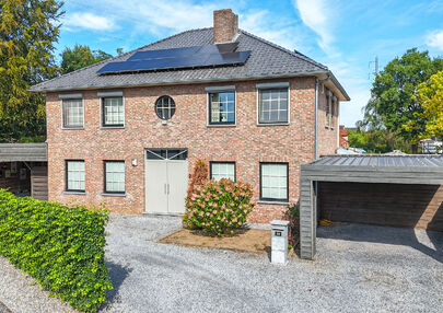 Kom deze prachtige woning vrijblijvend ontdekken tijdens onze opendeurdag.
Zaterdag 5 september van 10u tot 12u.

Deze ruime woning werd volledig opgefrist in 2025 en biedt een aangename combinatie van comfort, ruimte en functionaliteit. De woning beschik