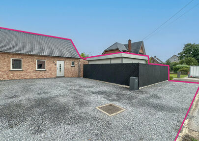 Volledig gerenoveerde instapklare woning met een apart handelsruimte en afgewerkt tuin!
Een oase van comfort en stijl wacht op u in het betoverende Heusden-Zolder. Deze weergaloos gerenoveerde woning, met een volledige renovatie in 2016, is een meesterwer