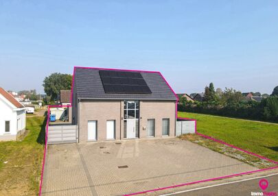 Recente vrijstaande woning van 240 m² met 8are grond!

Bij ImmoFusion  7/7 “open huis”  : klik op onze 3D-TOUR.

In Heusden-Zolder staat deze prachtige open bebouwing van 240 m² te koop. Gelegen op een ruim perceel van 816 m² biedt deze woning alle