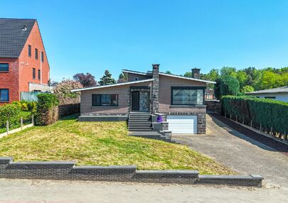 Bij ImmoFusion 7/7 “open huis” : klik op onze 3D-TOUR.
Ervaar vastgoed alsof je er zelf doorloopt!

Welkom op de Graaf de Theuxlaan 5 te Heusden-Zolder! Deze ruime split-level woning op een perceel van 8a36ca biedt niet alleen een verrassende indeling