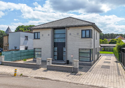 Bij ImmoFusion 7/7 “open huis” : klik op onze 3D-TOUR.
Ervaar vastgoed alsof je er zelf doorloopt!

Stap binnen in deze royale gezinswoning met maar liefst 285m² bewoonbare oppervlakte, ideaal gelegen in een rustige straat op slechts 3 km van de auto