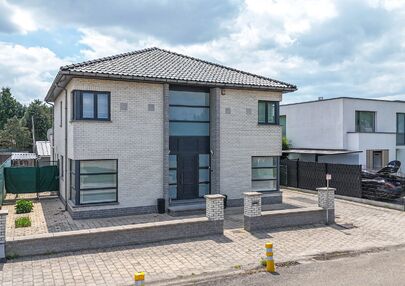 Bij ImmoFusion 7/7 “open huis” : klik op onze 3D-TOUR.
Ervaar vastgoed alsof je er zelf doorloopt!

Stap binnen in deze royale gezinswoning met maar liefst 285m² bewoonbare oppervlakte, ideaal gelegen in een rustige straat op slechts 3 km van de auto