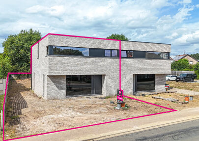 !Laatste woning!

Bij ImmoFusion 7/7 “open huis” : klik op onze 3D-TOUR.
Ervaar vastgoed alsof je er zelf doorloopt!

Stap binnen in deze ruime en lichtrijke nieuwbouw casco woning, gelegen in de Schootstraat 139 te Heusden-Zolder. Deze woning biedt e