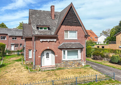 Bij ImmoFusion 7/7 “open huis” : klik op onze 3D-TOUR.
Ervaar vastgoed alsof je er zelf doorloopt!
Welkom in deze ruime gezinswoning gelegen in de Kerkstraat 10 te Houthalen-Helchteren. Deze woning biedt bijzonder veel leefruimte, een praktische in