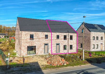 Landelijke nieuwbouwwoning  in ruwbouw-winddichtstaat met 4 a 5 slpks op 7 are, gunstig gelegen te Tessenderlo !

Deze praktische halfopen woning (rechterzijde)biedt veel potentieel dankzij de extra zolderverdieping!
De woning heeft een bewoonbare oppervl