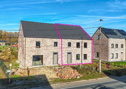 Landelijke nieuwbouwwoning  in ruwbouw-winddichtstaat met 4 a 5 slpks op 7 are, gunstig gelegen te Tessenderlo !

Deze praktische halfopen woning (rechterzijde)biedt veel potentieel dankzij de extra zolderverdieping!
De woning heeft een bewoonbare oppervl
