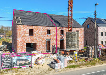 Landelijke nieuwbouwwoning  in ruwbouw-winddichtstaat met 4 a 5 slpks op 7 are, gunstig gelegen te Tessenderlo !

Deze praktische halfopen woning (linkerzijde)biedt veel potentieel dankzij de extra zolderverdieping!
De woning heeft een bewoonbare oppervla