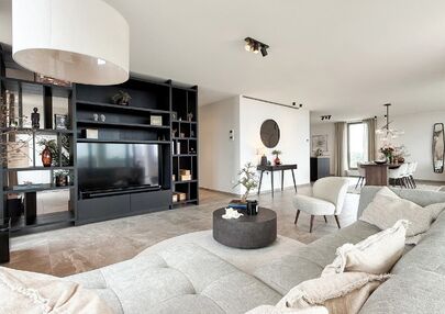 Uniek luxueus penthouse (221m&sup2;) met 2 slpks, 2 ensuite badkamers, 41m&sup2; terras en adembenemend uitzicht in centrum Beringen!

Bij ImmoFusion 7/7 &ldquo;open huis&rdquo; : klik op onze 3D-TOUR.
Ervaar vastgoed alsof je er zelf doorloopt!

Welkom in dit exclusieve
