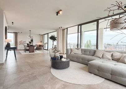 Uniek luxueus penthouse (221m²) met 2 slpks, 2 ensuite badkamers, 41m² terras en adembenemend uitzicht in centrum Beringen!

Bij ImmoFusion 7/7 “open huis” : klik op onze 3D-TOUR.
Ervaar vastgoed alsof je er zelf doorloopt!

Welkom in dit exclusieve