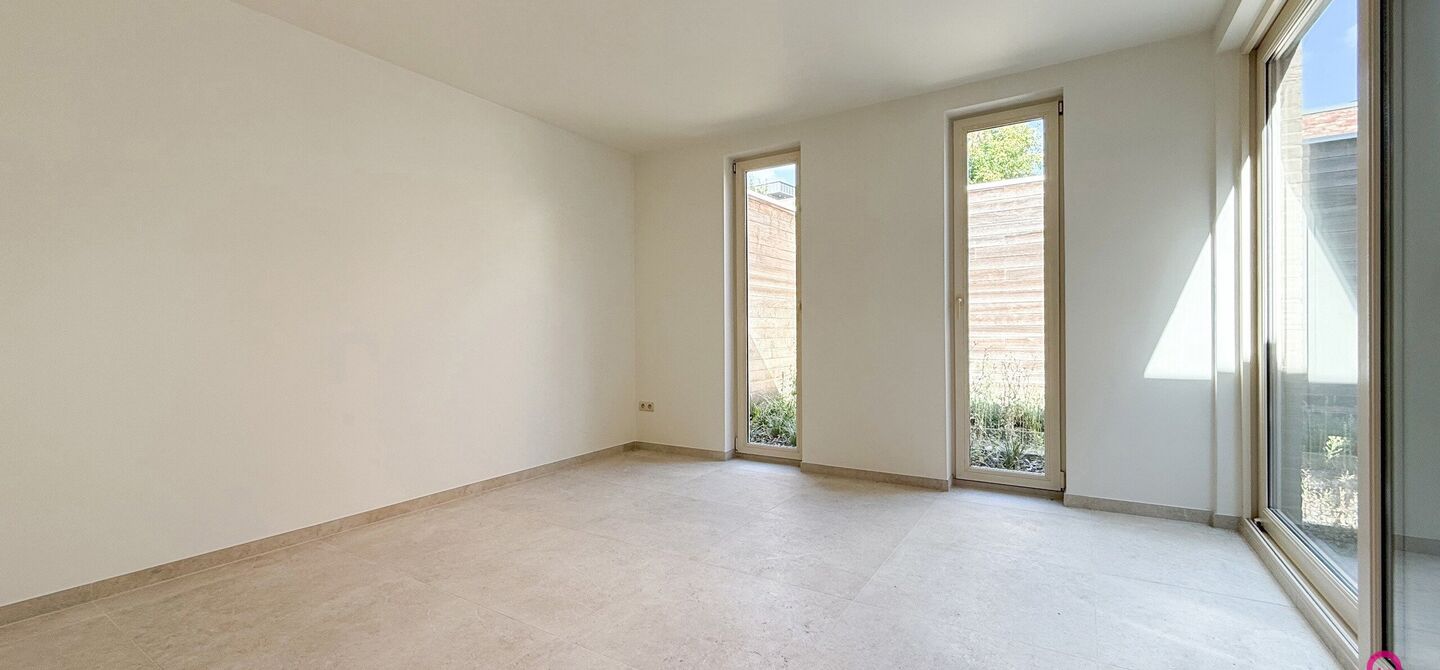 Bij ImmoFusion 7/7 “open huis”: klik op onze 3D-TOUR.
Ervaar vastgoed alsof je er zelf doorloopt!

Dit instapklare gelijkvloers appartement in hartje Beringen combineert 145m² wooncomfort met een volledig aangelegde tuin, inpandige garage én volledi